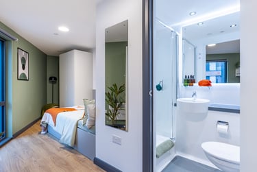 Gold En Suite - Image 1